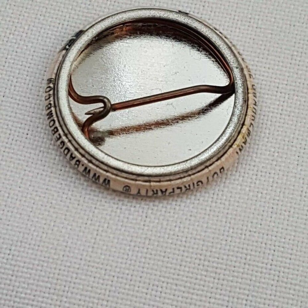 Badgebomb 2010 Susie Ghahremani Art Button Pin Bird Finch Sparrow BoyGirlParty - Picture 6 of 7